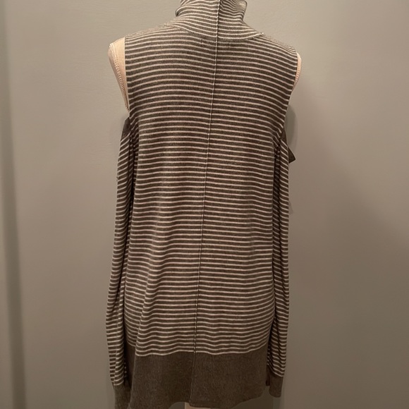 Trouve’ Cold Shoulder Long Line Gray Striped Tunic Mock Turtleneck Sweater Large - Picture 4 of 12